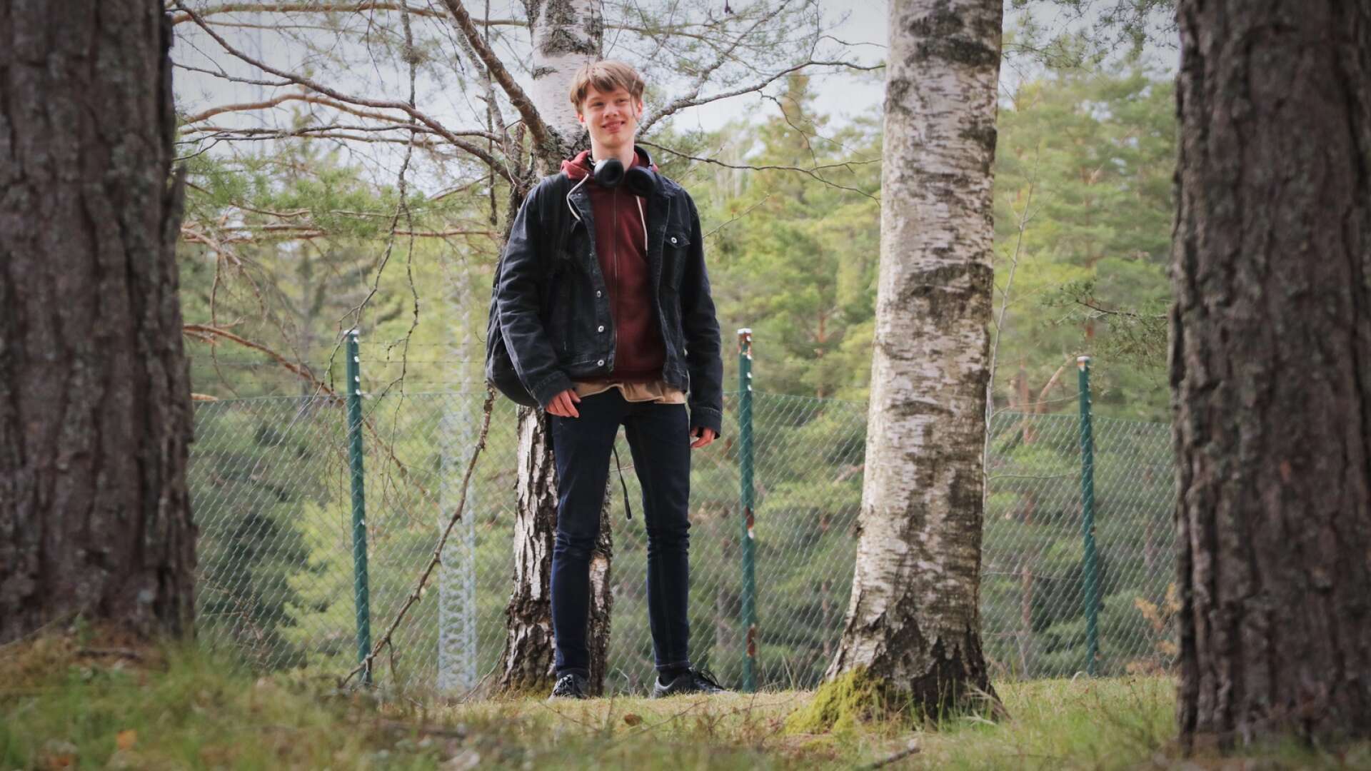 Elis Ekelund från Fengersfors har fått sin första filmroll. Under sportlovet 2021 var han i Skåne och spelade in kortfilmen ”No Future”, där han spelar en av rollerna i ett ungdomsgäng. Under lördagen har filmen premiär på en filmfestival i Malmö. 