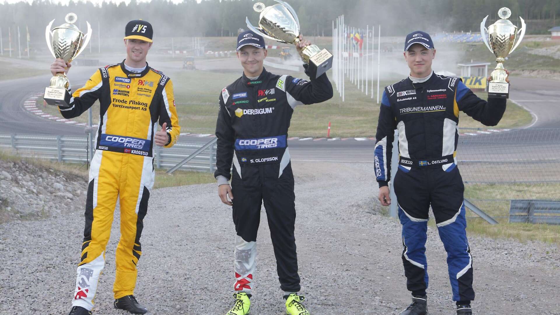 Simon Olofsson med segerpokalen tillsammans med tvåan Henrik Krogstad och trean Linus Östlund.