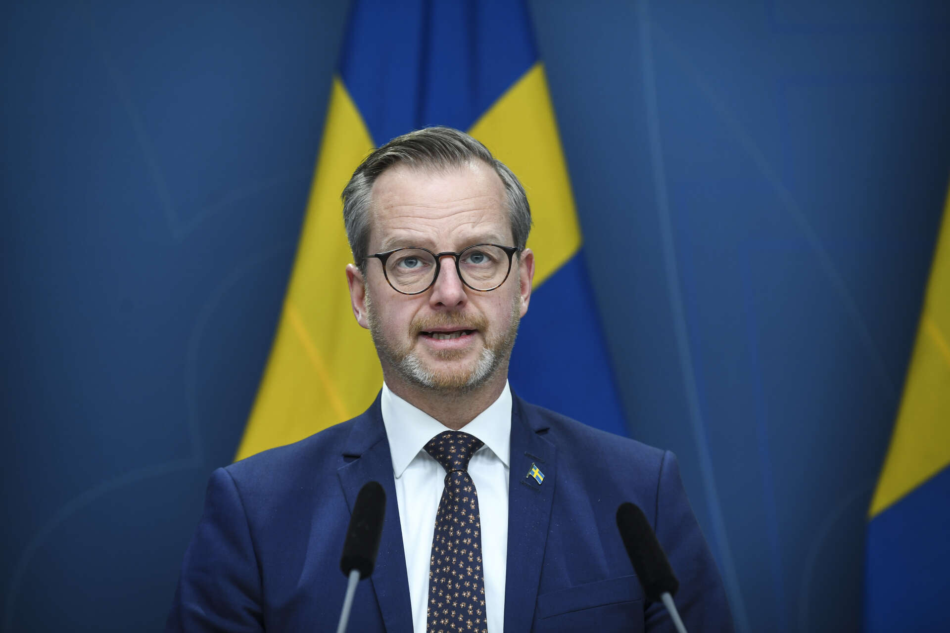 Inrikesminister Mikael Damberg (S) meddelar att man stoppar inresor från Norge.