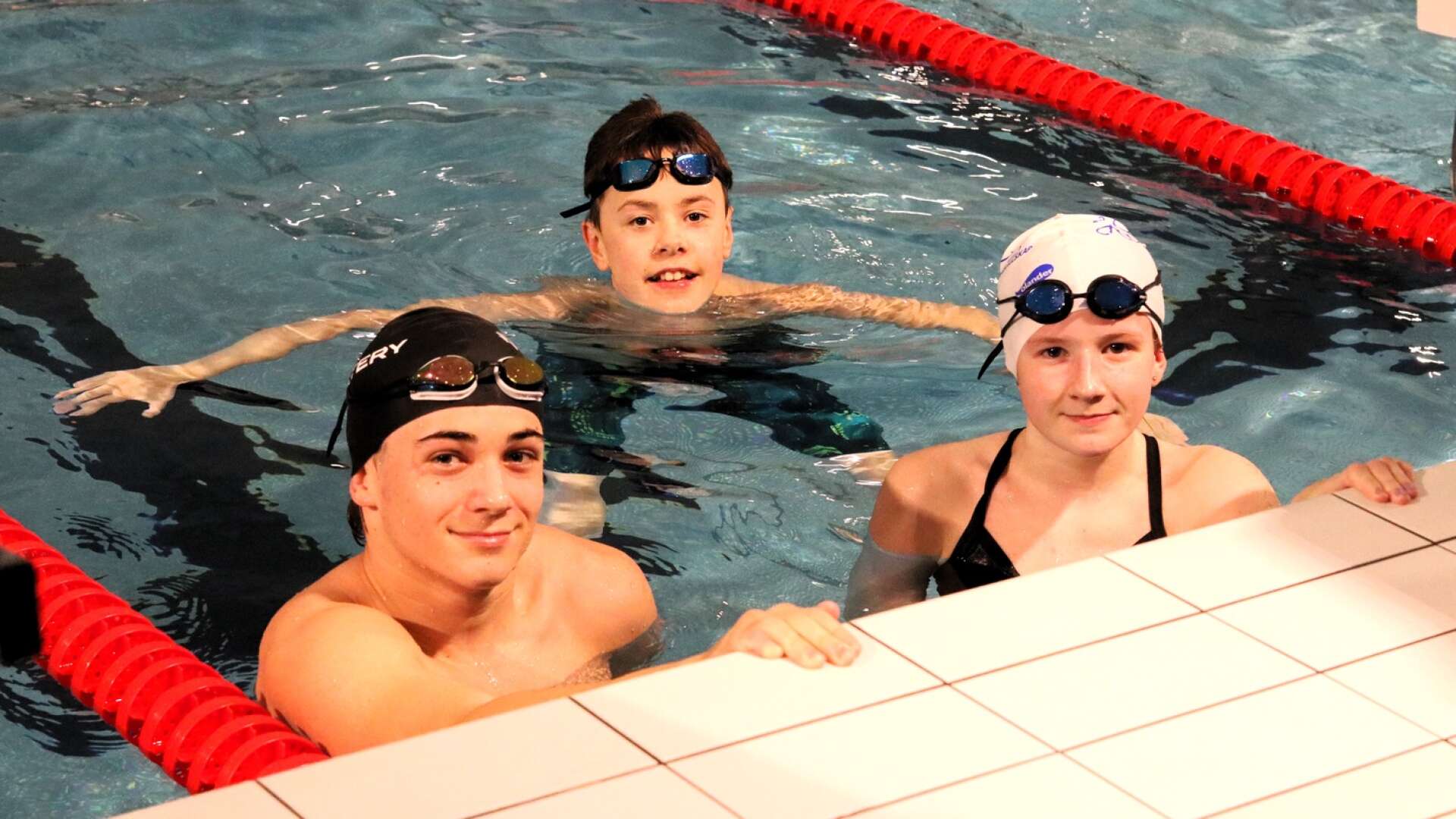 Elis Berntsson, Samuel Pehrstad och Lillian Honoré är tre av ÅSS-ungdomarna som är tillbaka i Åmåls simhall efter att ha tränat i Säffle under ett och ett halvt års tid.