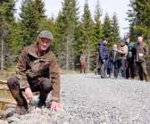 Erland Albinson, markägare i Håbol, visar hur han tjälsäkrar skogsvägar på sin mark genom att spränga berg och använda massorna som underlag på vägen.