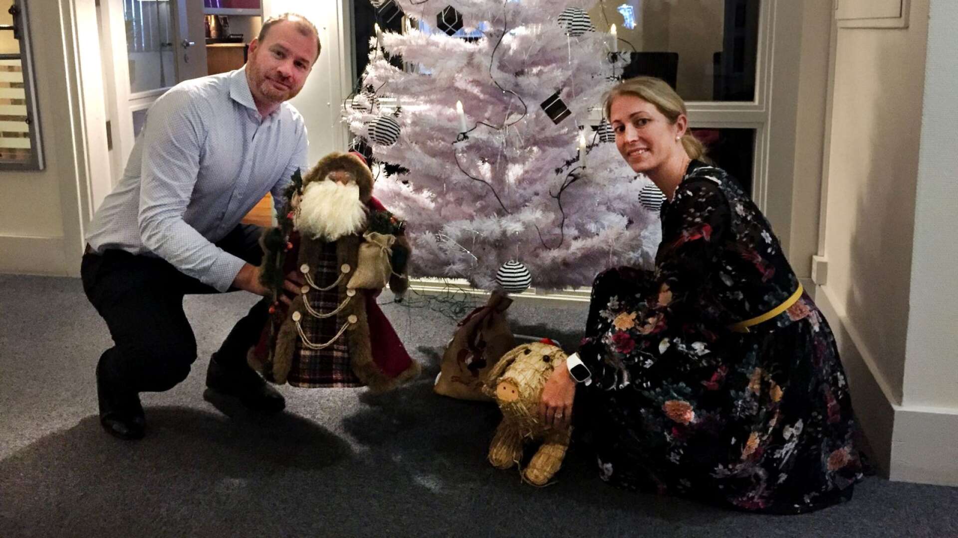“Har man en liten julklapp man vill bidra med är det bara att ta sig ner till något av Nordic Choice hotell i Karlstad, Bilan, Drott eller Plaza”, säger Henrik Sundquist och Anna Sundenhammar.