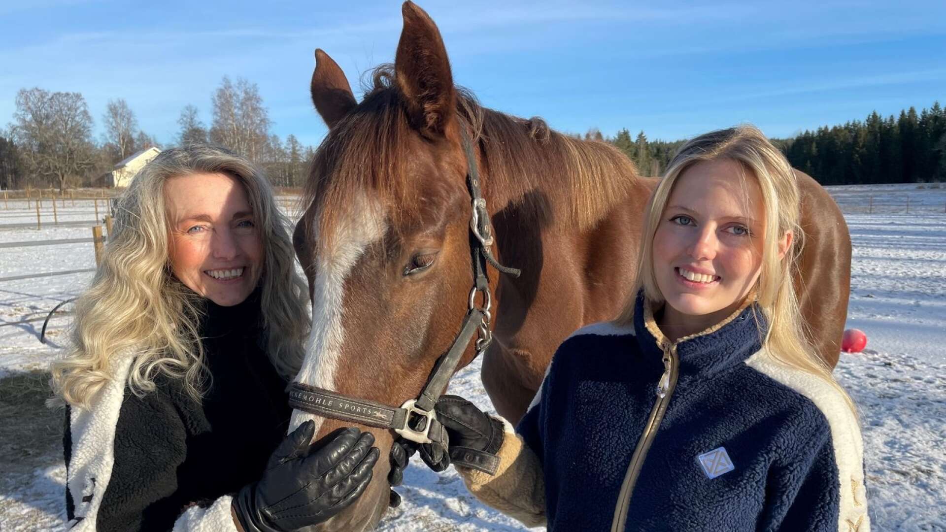 Eva-Liz och Olivia Andersson i Arvika kommer att lansera sin första kollektion med ridkläder i slutet av februari i samband med Göteborg Horse Show. Kläderna de bär ingår i kollektionen.