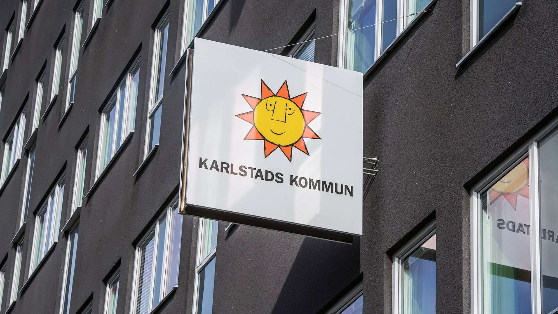 En socialsekreterare har blivit avstängd i Karlstads kommun. 