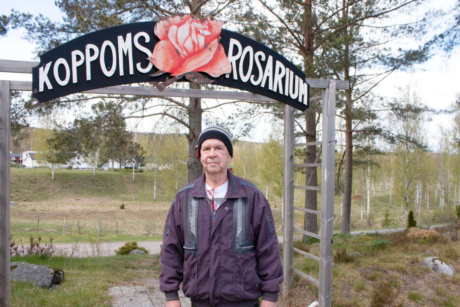 Tony Nilsson sköter verksamheten i Koppoms rosarium.