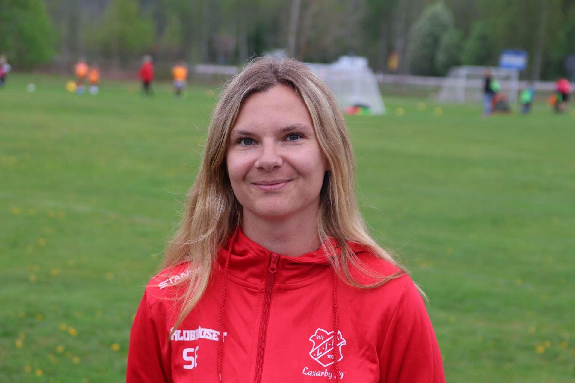 Laxarby IF är större än någonsin. Sara Einarsson är ledare för bollekis samt PF6-7, sitter i ungdomssektionen i Bengtsfors IF och är aktiv som målvakt i IF Viken.