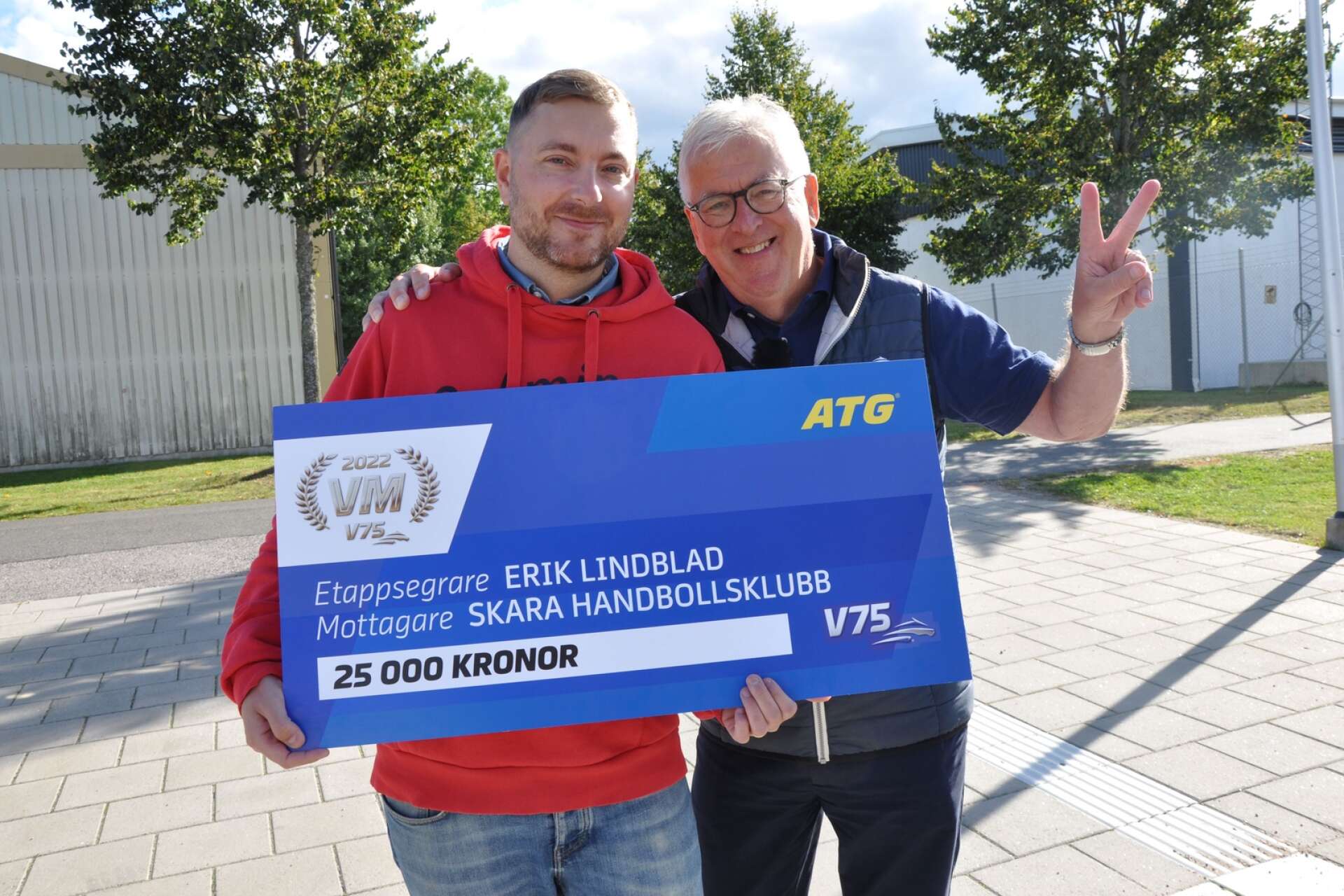 Erik Lindblad gratulerades av ATG:s Hans G Lindskog. 