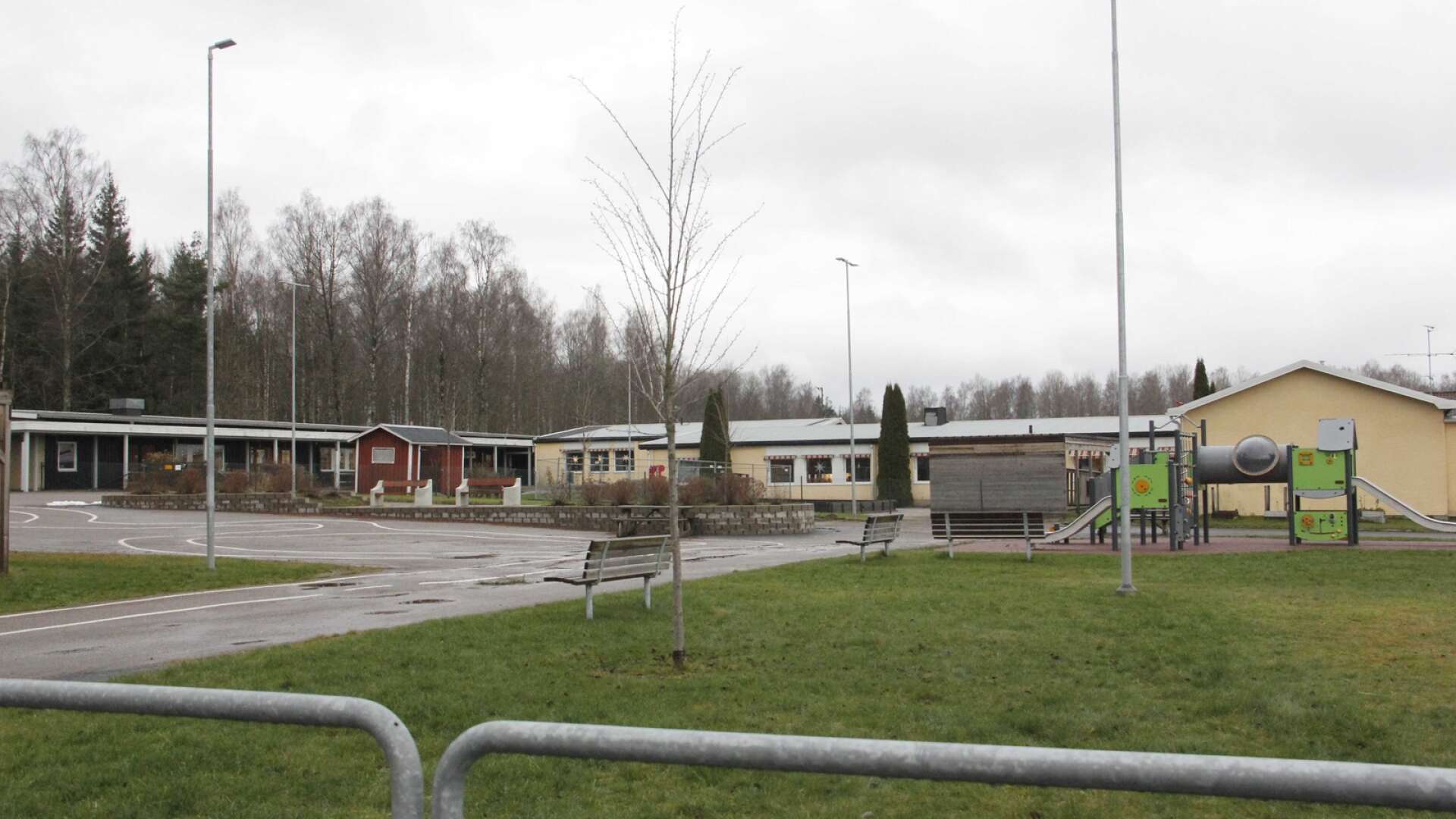 Bengtsfors kommun kommer inte driva vidare förskolan och fritidsverksamheten i Skåpafors och Billingsfors. Men verksamheterna får tid på sig att hitta en ny huvudman.