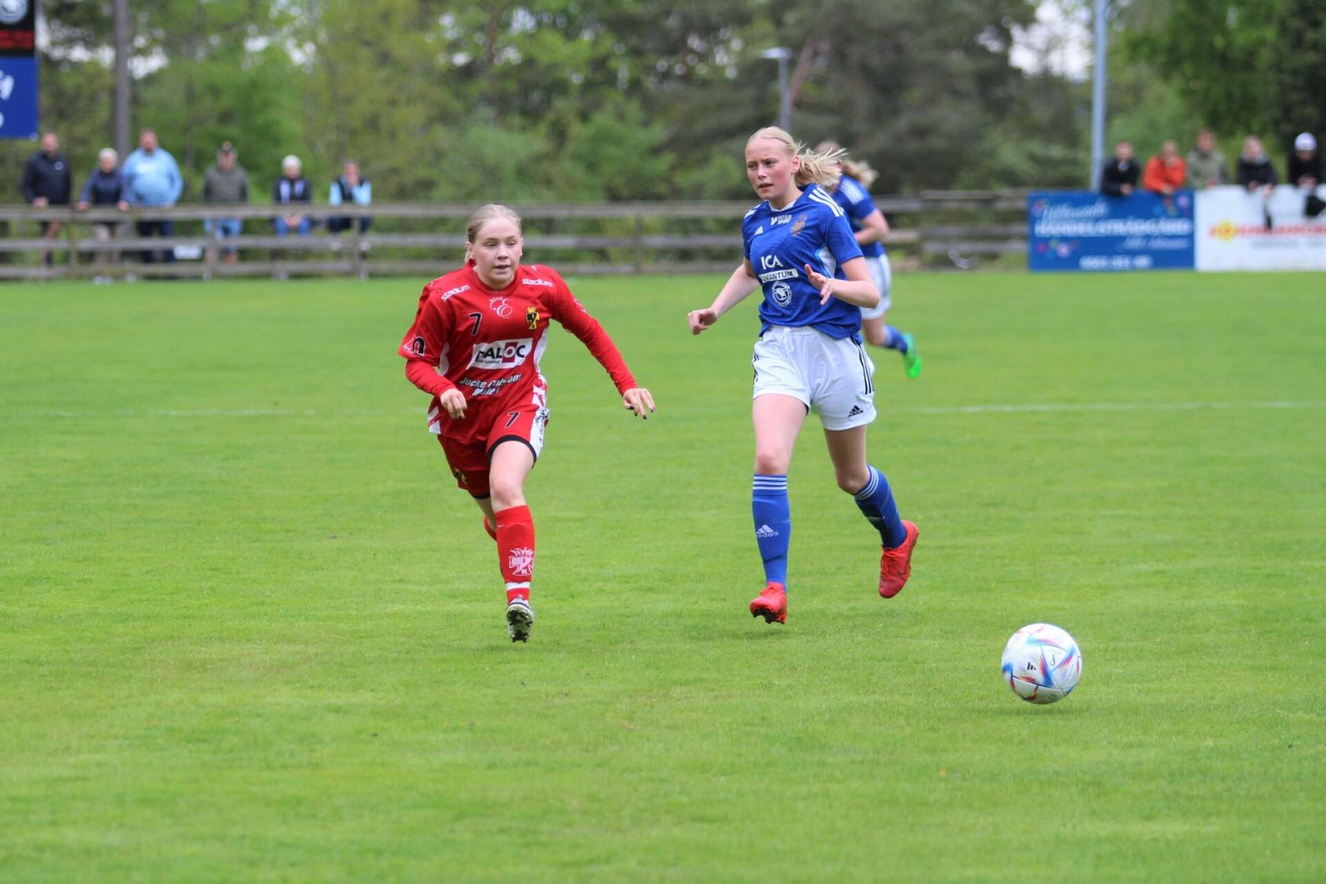 Julas Felicia Friberg (i blått) blev matchvinnare med sitt 2–1-mål i slutet. Här jagar hon boll mot Törebodas Moa Thorsell Gustavsson.