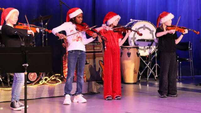 Kulturskolans musikelever bjöd på en stämningsfull julkonsert på Kulturfabriken. Måndagsgruppen var en av grupperna som framträdde under kvällen.