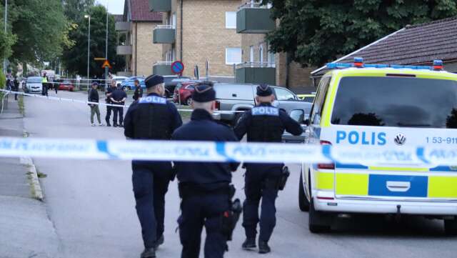 Stort polispådrag vid ett bråk i Falköping där en kvinna blivit allvarligt skadad.
