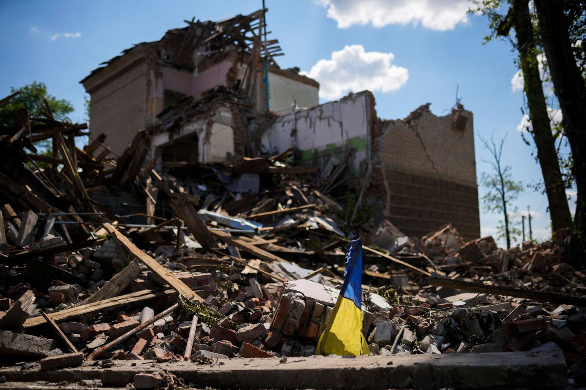 Ruinerna efter en skola förstörd av rysk artillerield i staden Bachmut i östra Ukraina.