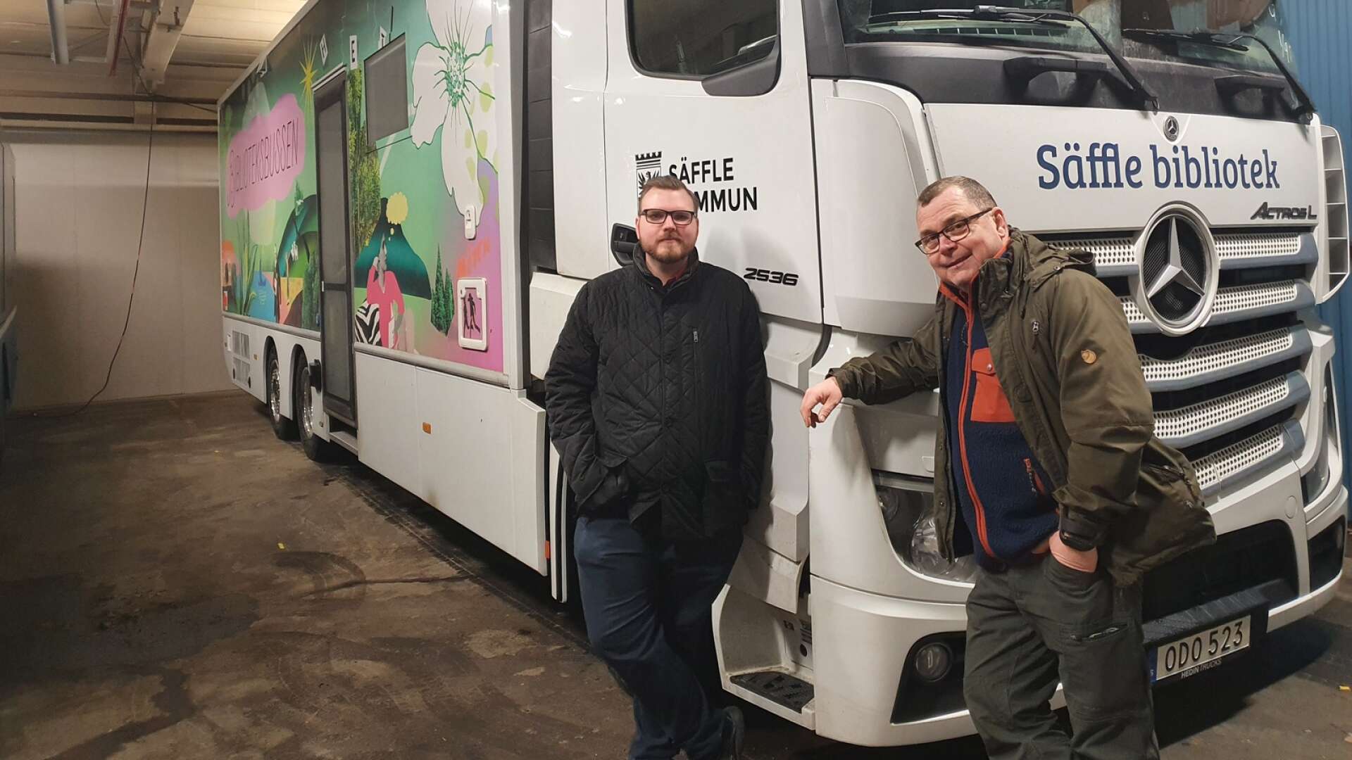Chaufförerna Jonathan Kilström och Hans Hellberg framför den nya biblioteksbussen.
