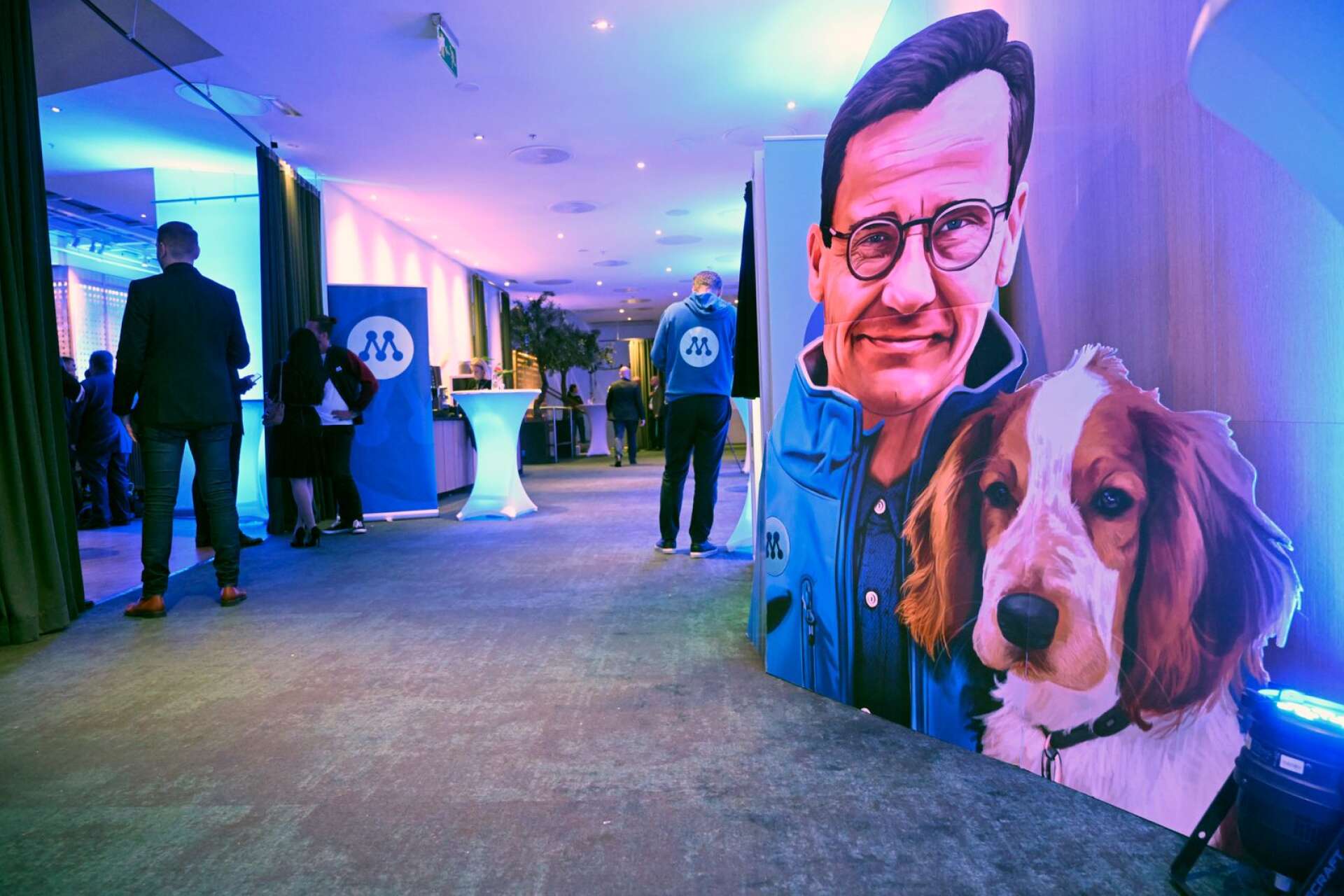 En pappfigur på Moderaternas partiledare Ulf Kristersson (M) och hans hund Wintston på Moderaterna valvaka.