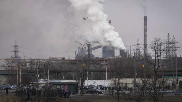 Järn- och stålverket Azovstal i utkanten av staden Mariupol. Bild från den 23 februari, dagen före Rysslands invasion.