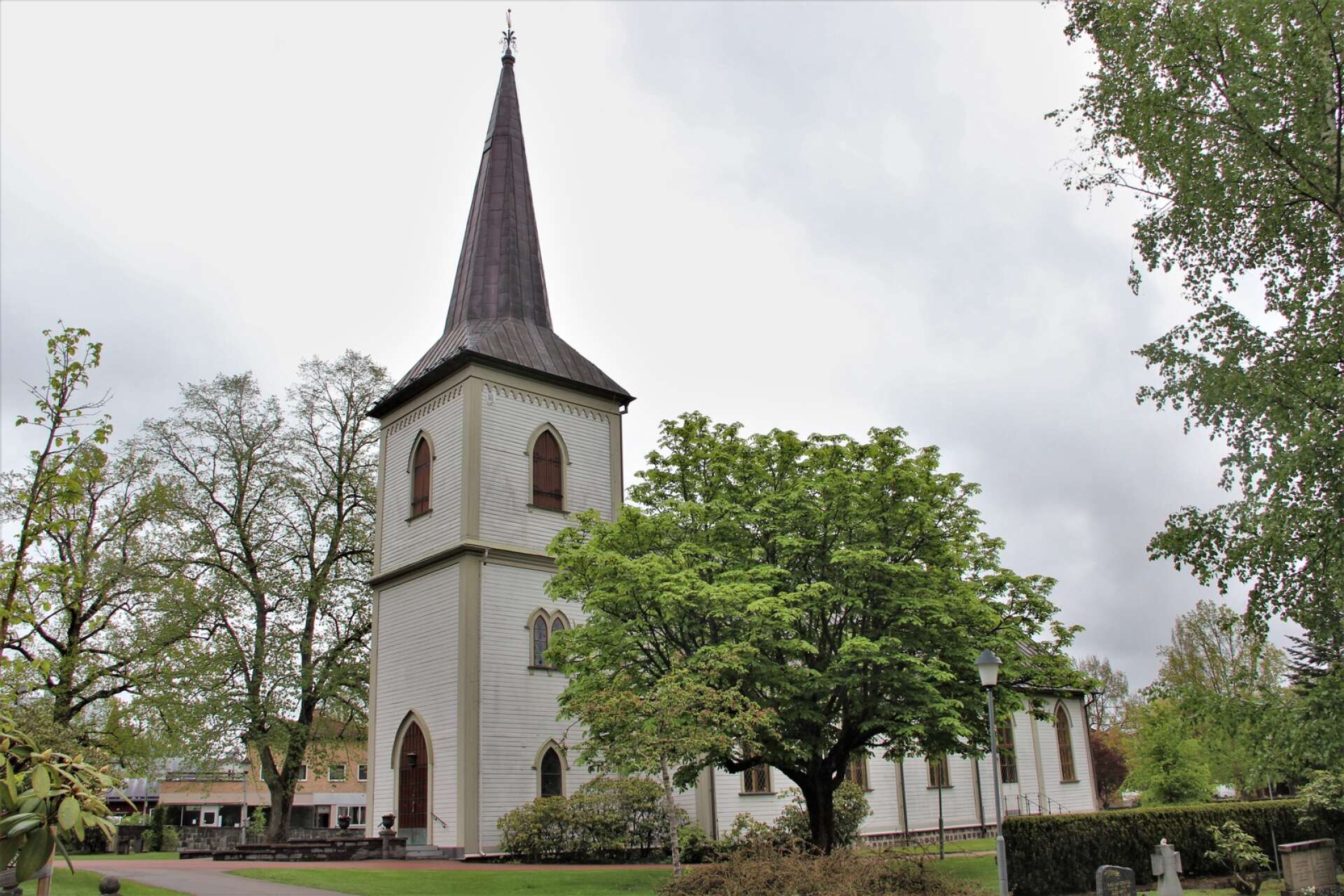 Degerfors kyrka ska målas om utvändigt och från de 23 miljoner som tilldelats Karlstads stift beviljas 429 000 kronor i kyrkoantikvarisk ersättning till det.