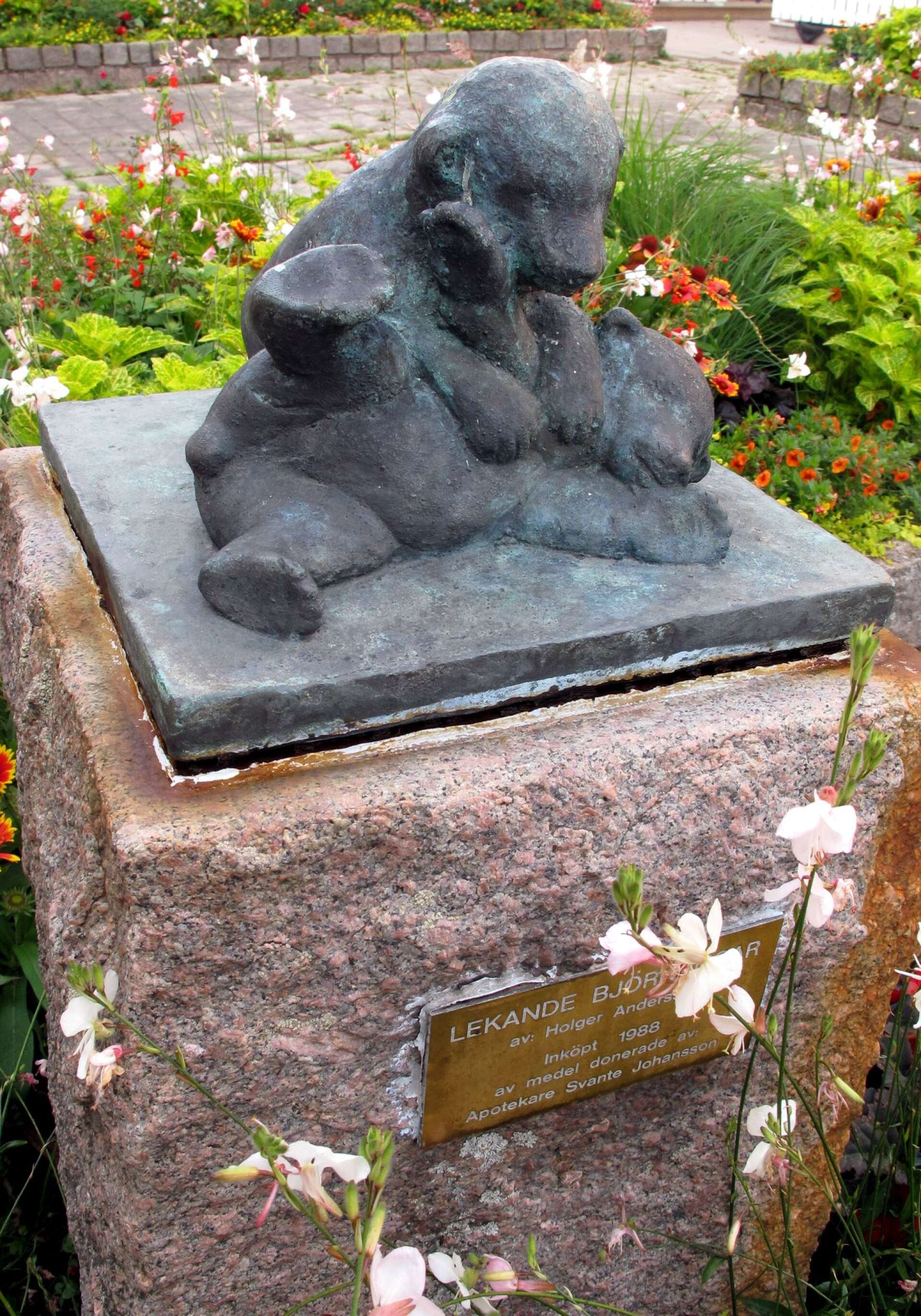 På Perssons gränd finns sedan 1988 Holger Anderssons skulptur Lekande björnungar.                                
