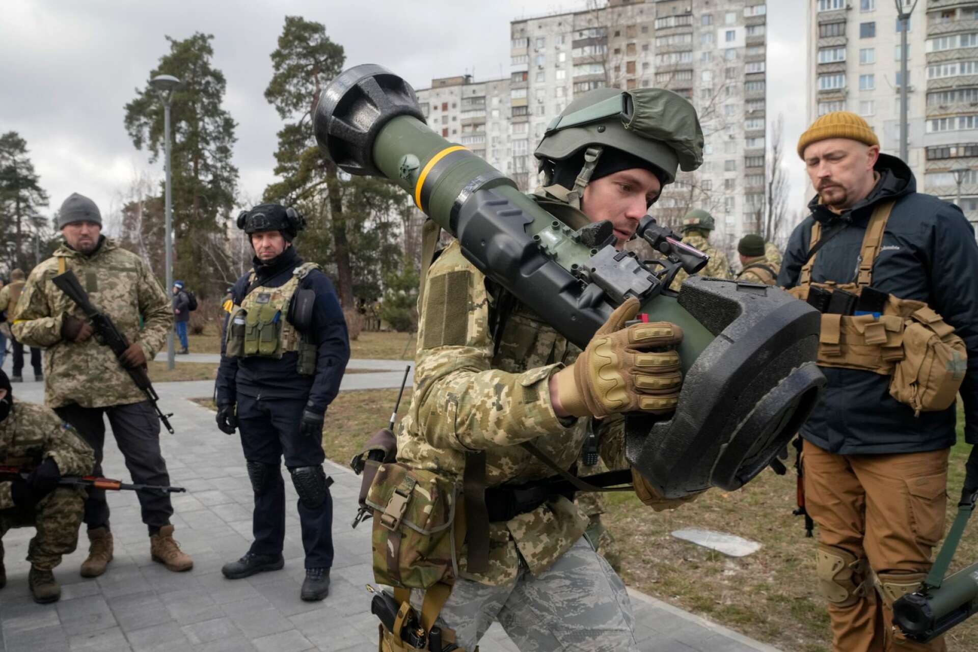 Den här bilden från Kiev togs i mars 2022, två veckor efter den ryska invasionen. Den ukrainska soldaten bär på en NLAW från Saab Dynamics. Vapnet som hyllas för sin effektivitet har utvecklats i Karlskoga. 
