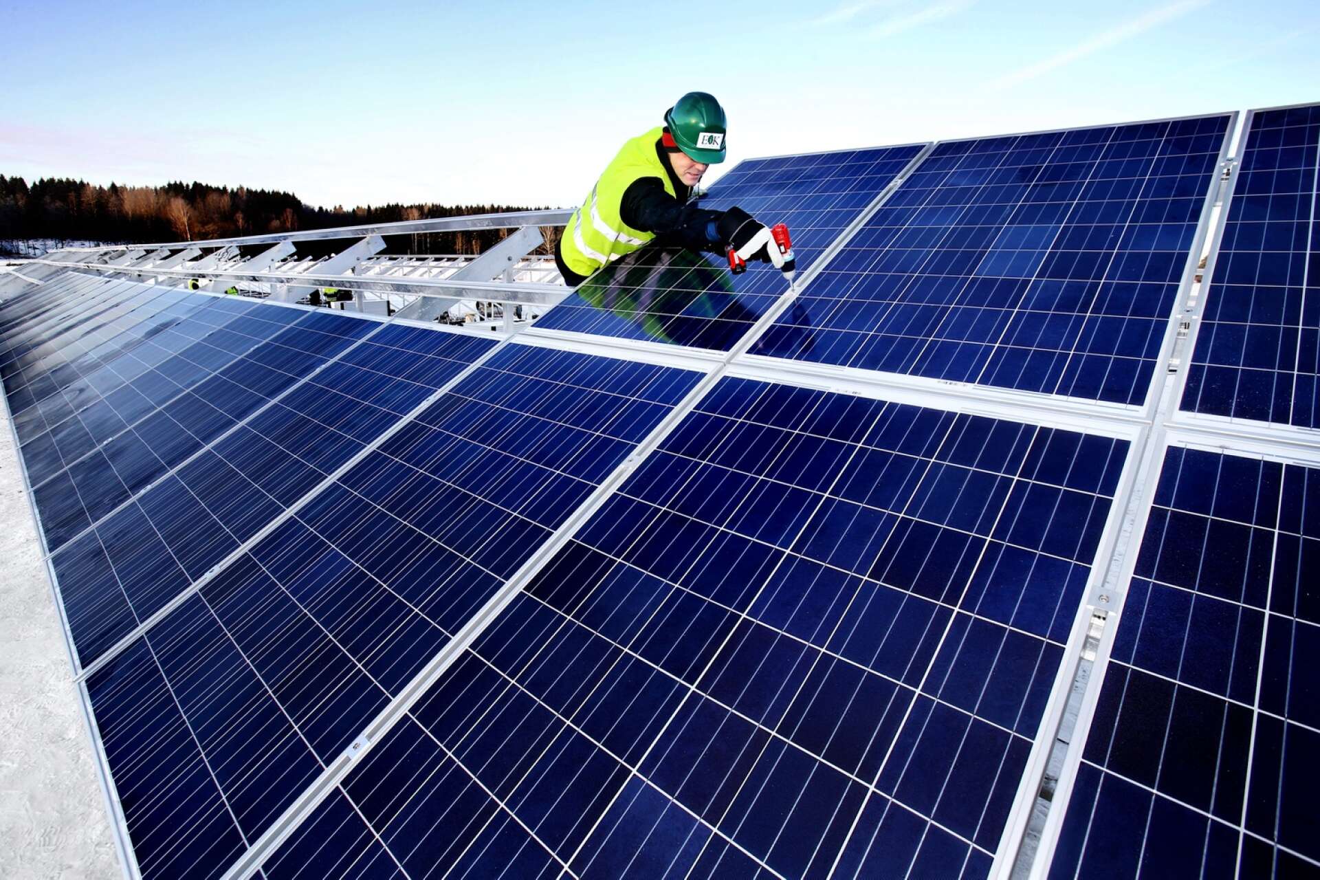 Per Eriksson vill se en snabbare omställning till grön energi i Bengtsfors kommun och föreslår att undersöka möjligheterna att etablera en samägd solcellsanläggning/park.