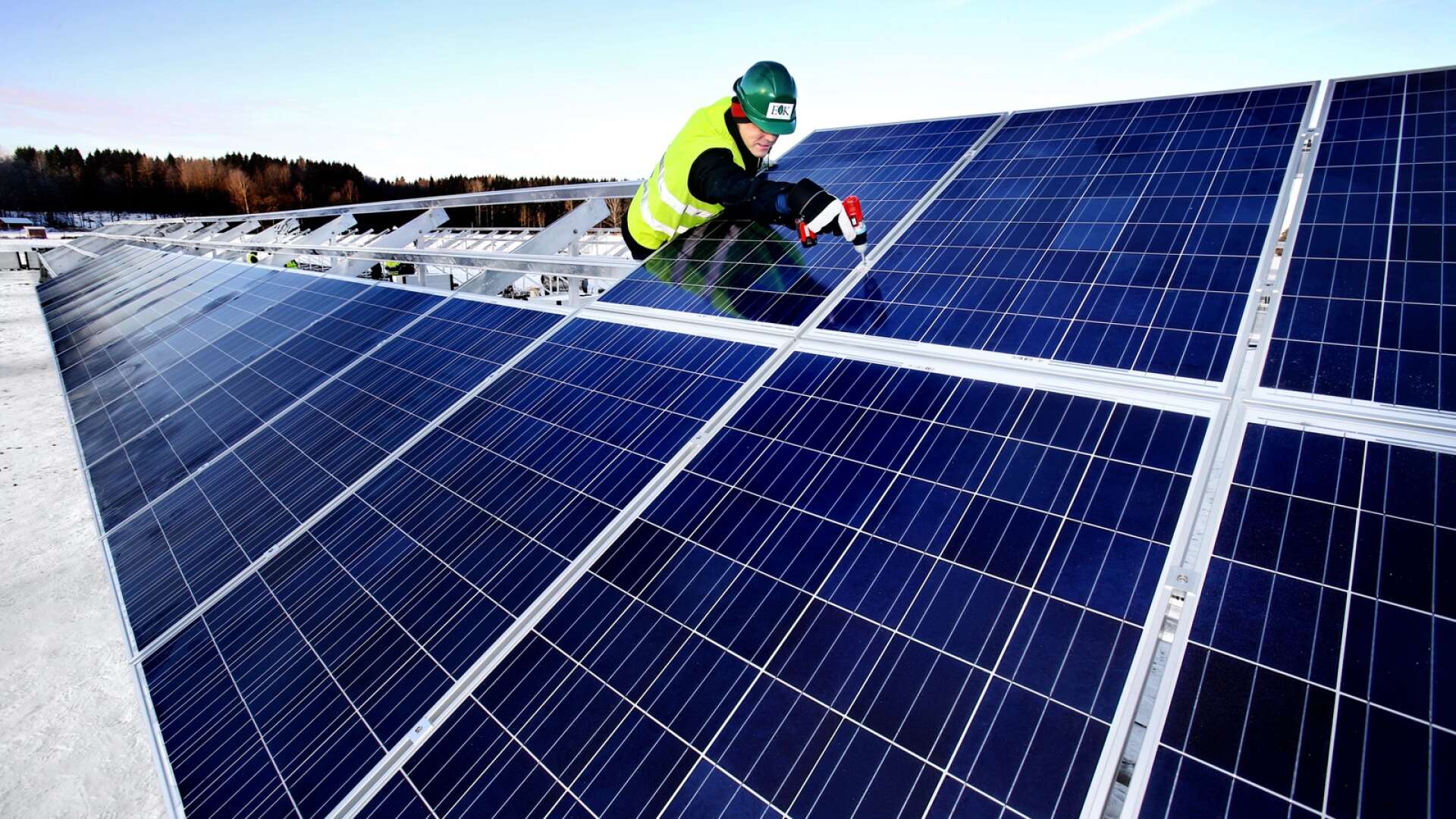 Per Eriksson vill se en snabbare omställning till grön energi i Bengtsfors kommun och föreslår att undersöka möjligheterna att etablera en samägd solcellsanläggning/park.