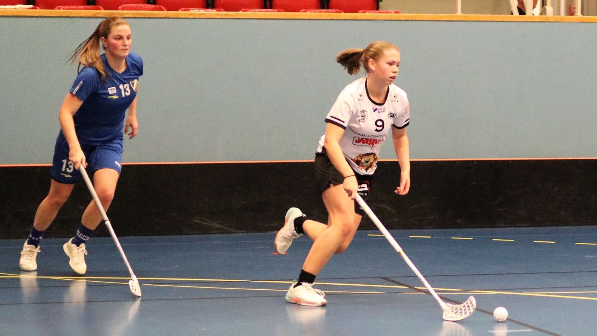 Sofia Blixt, här med Lina Ahlberg i Dottevik U bakom sig, gjorde fyra mål när Åmål/Billingsfors besegrade Skoghalls IBK U med 8–2 i Billingsfors sporthall i lördags. 