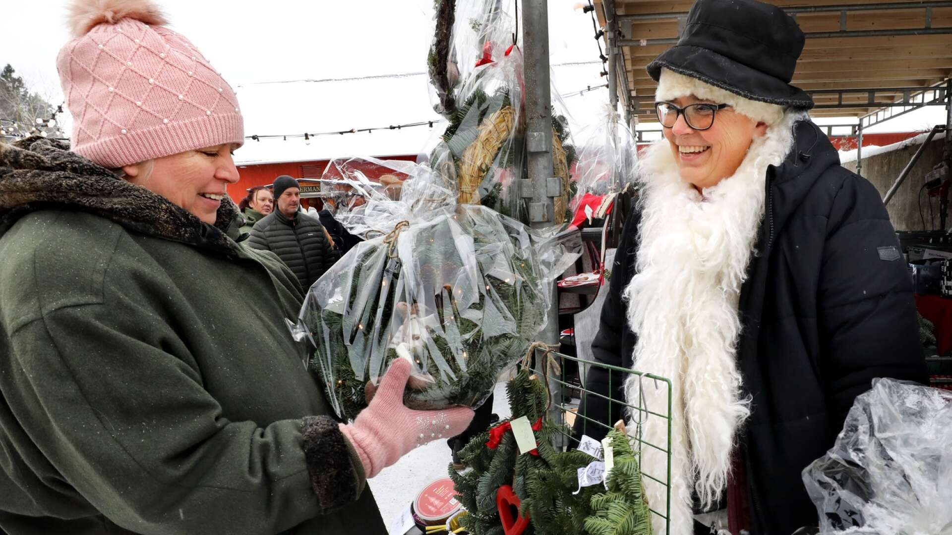 Julpynt i långa banor. Ingela Jansson pälsade på sig när hon sålde julkransar, Mari Halfbjörn var en av spekulanterna.
