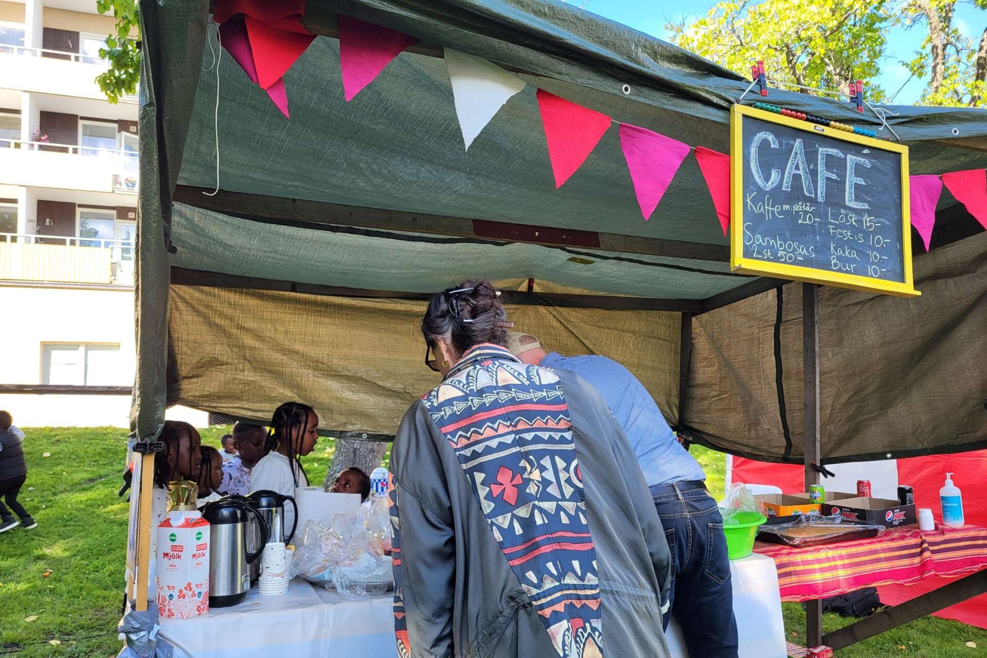I år hade Kulturbomben ett samarbete med den Somaliska kvinnoföreningen Barwako som hade hand om caféverksamheten i parken. 