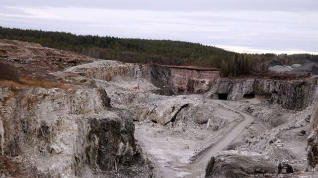 Efter att brytningen av kalksten i Gåsgruvan stoppades har företaget Gåsgruvan Kalcit AB, som använder material från gruvan i sin produktion, varslat sina anställda om uppsägning. Verksamheten upphör i mitten av september.