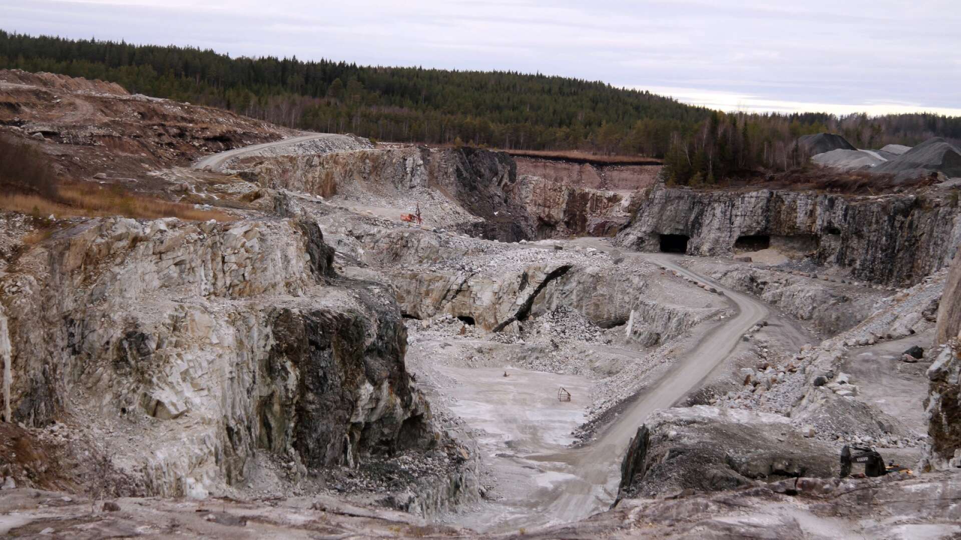 SMA mineral har blivit tvunget att lägga varsel för verksamheten som är kopplad till gruvan, skriver företaget i ett pressmeddelande.