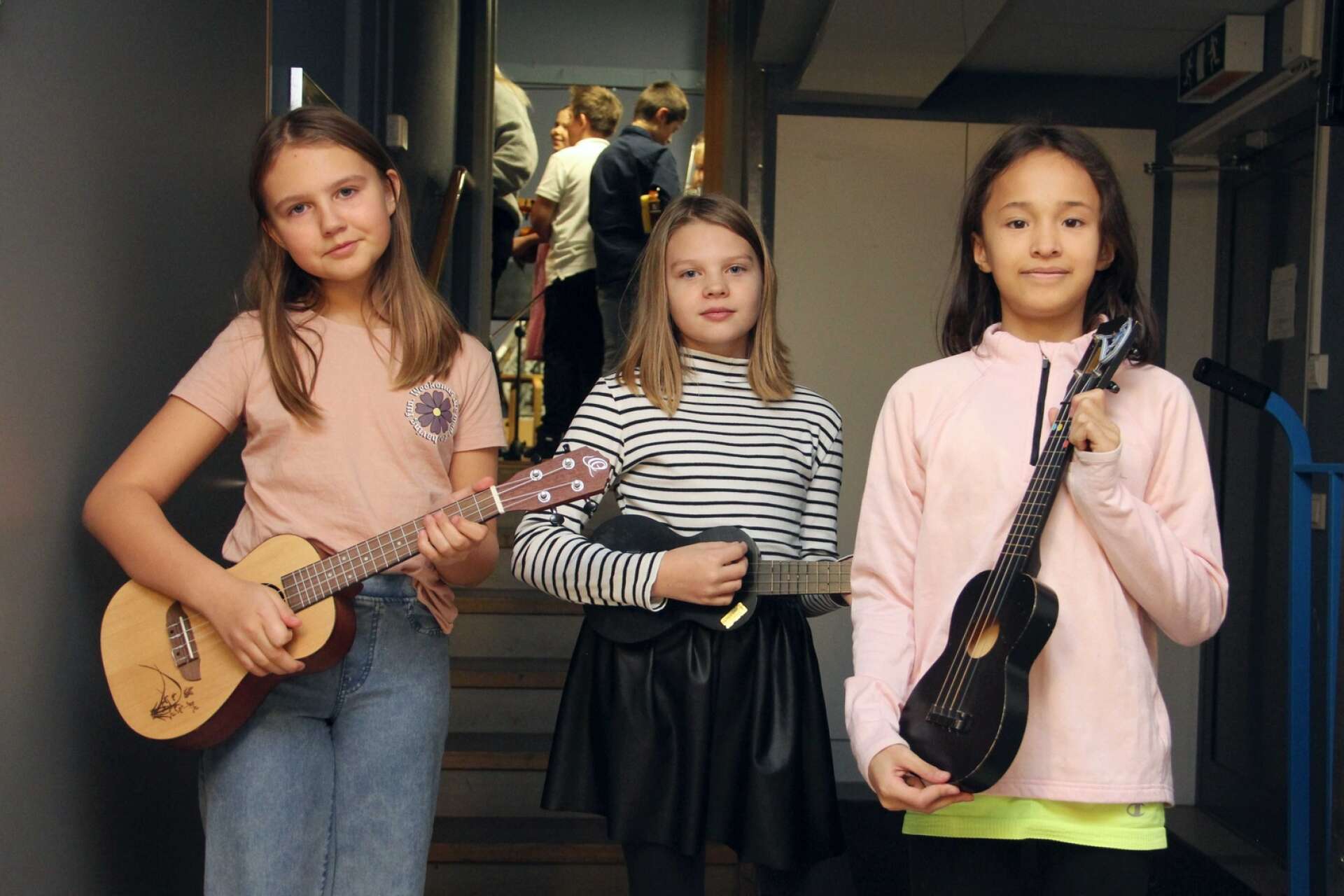 Anna Hallström, Viola Svensson och Stella Lazarides gjorde sig redo för sitt ukuleleframträdande.