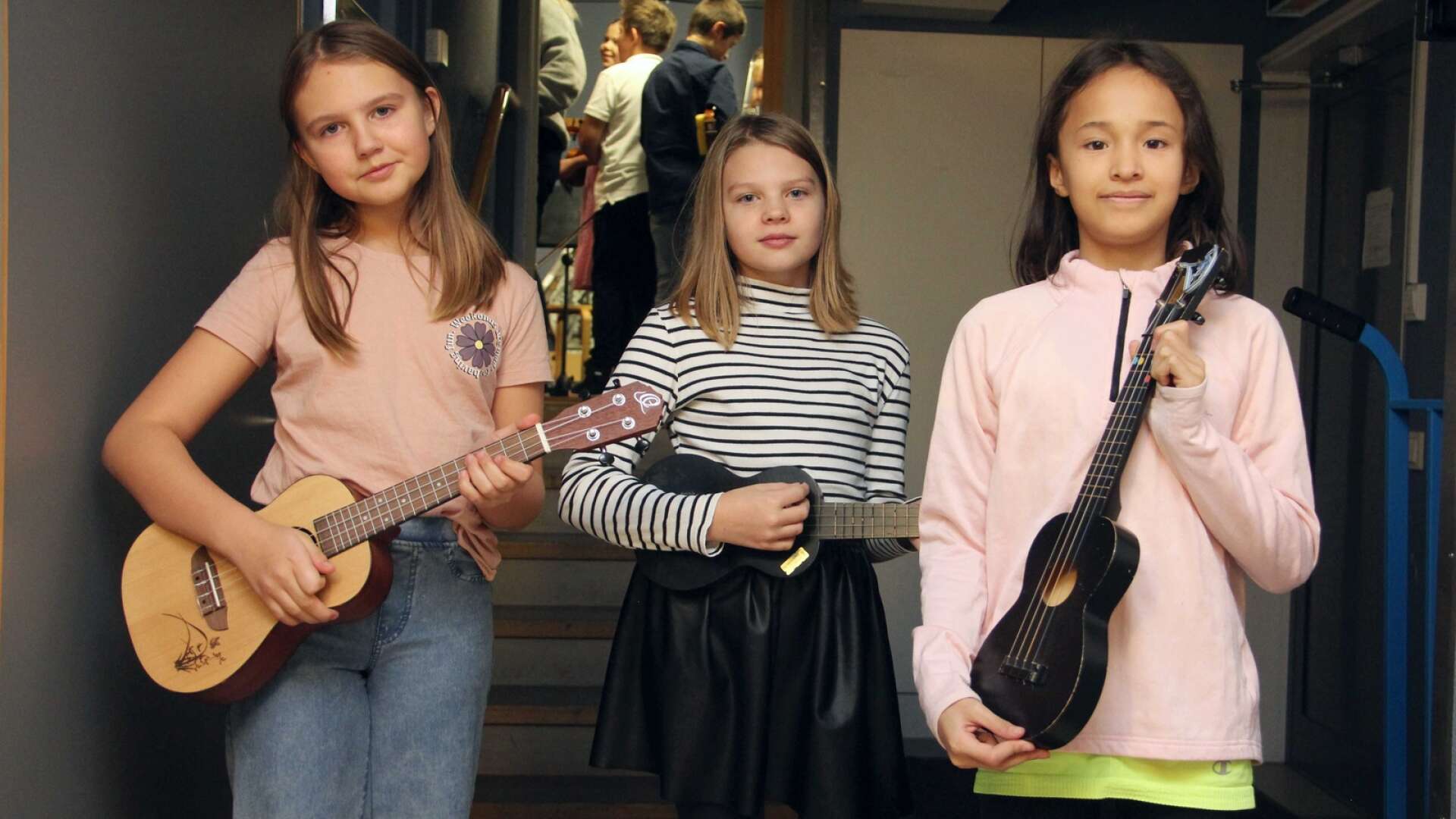 Anna Hallström, Viola Svensson och Stella Lazarides gjorde sig redo för sitt ukuleleframträdande.