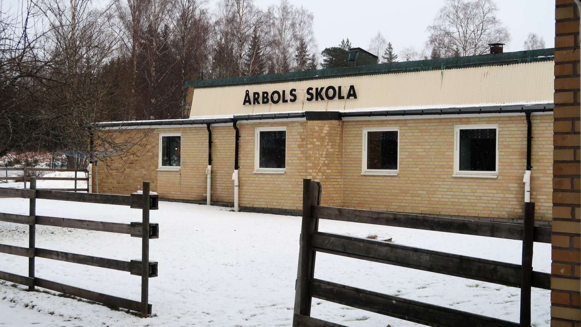 Årbols skola ska säljas. Kommunen ska sälja alla lokaler där man inte har egen verksamhet, menar kommunstyrelsens ordförande Stig Bertilsson (M).