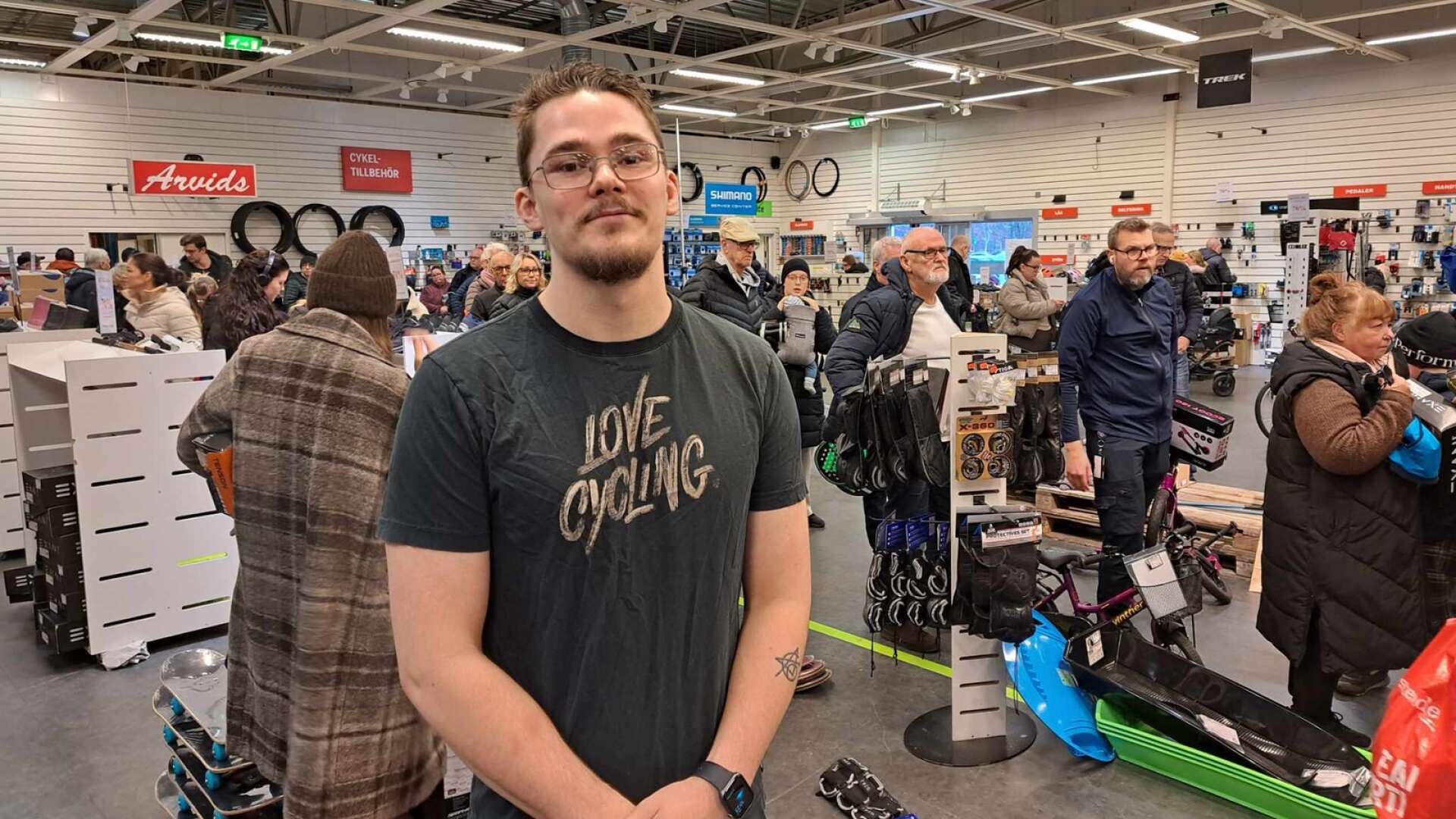 Adam Svärd har jobbat på Team Sportia i ett och ett halvt år och höll huvudet högt i nederlagets stund. Han önskade att fler hade handlat mer när butiken höll öppet som vanligt. 