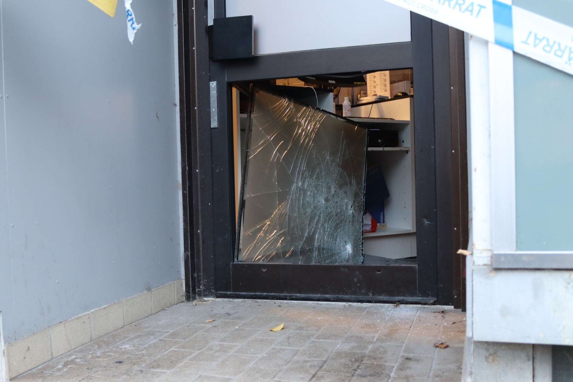 Glaset längst ned i butikens sidodörr krossades och trycktes in. 