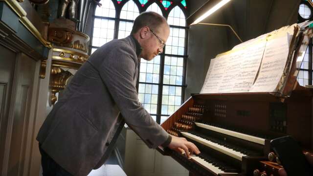 Organisten Anders Börjesson bjuder på lunchkonserter under onsdagar ända fram till november.