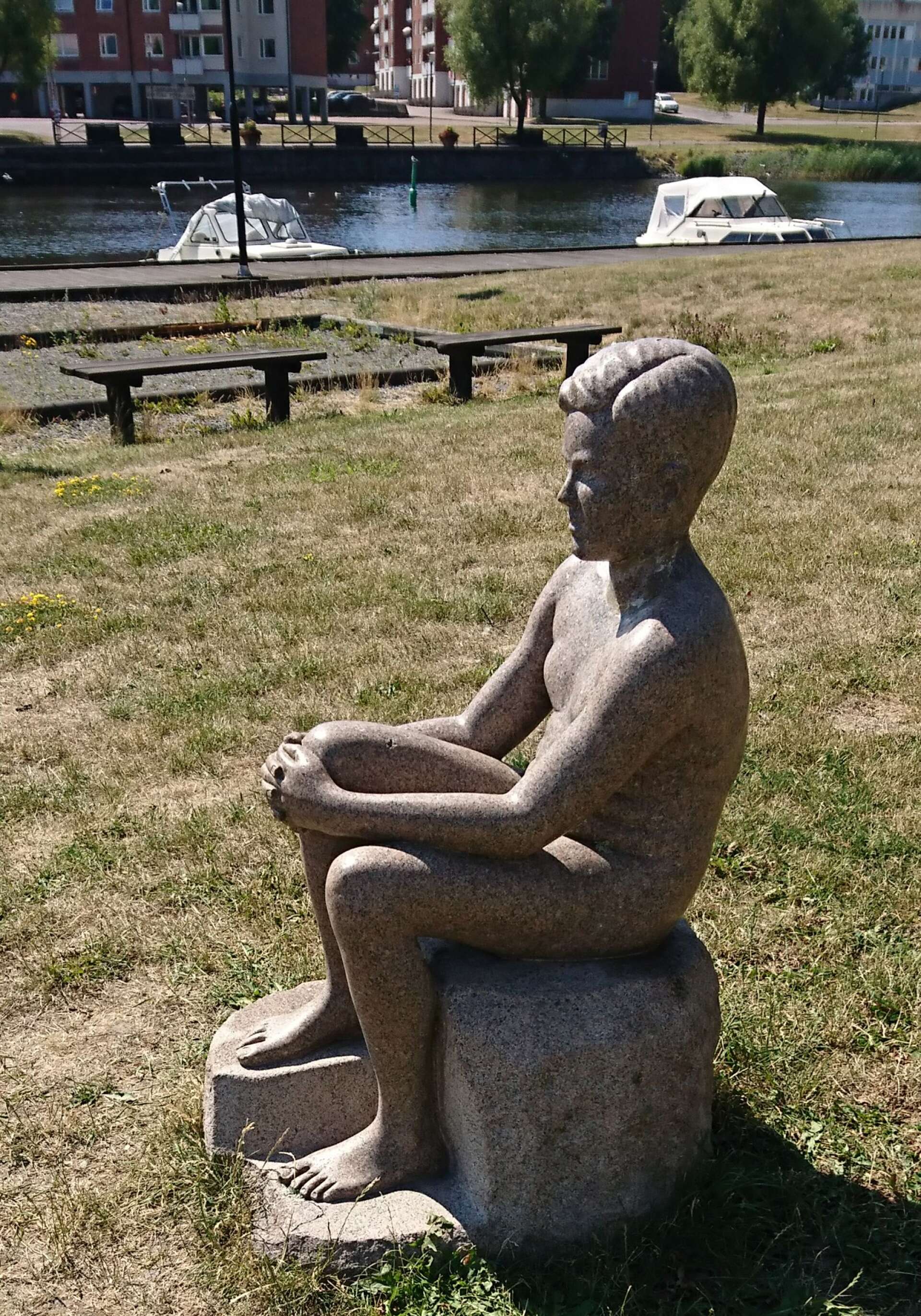 Under drygt fyra decennier satt Sittande pojke i Kanalparken. Efter grov skadegörelse 1998 och några år i förråd fick skulpturen sin nuvarande placering på Tingvallastrand. 