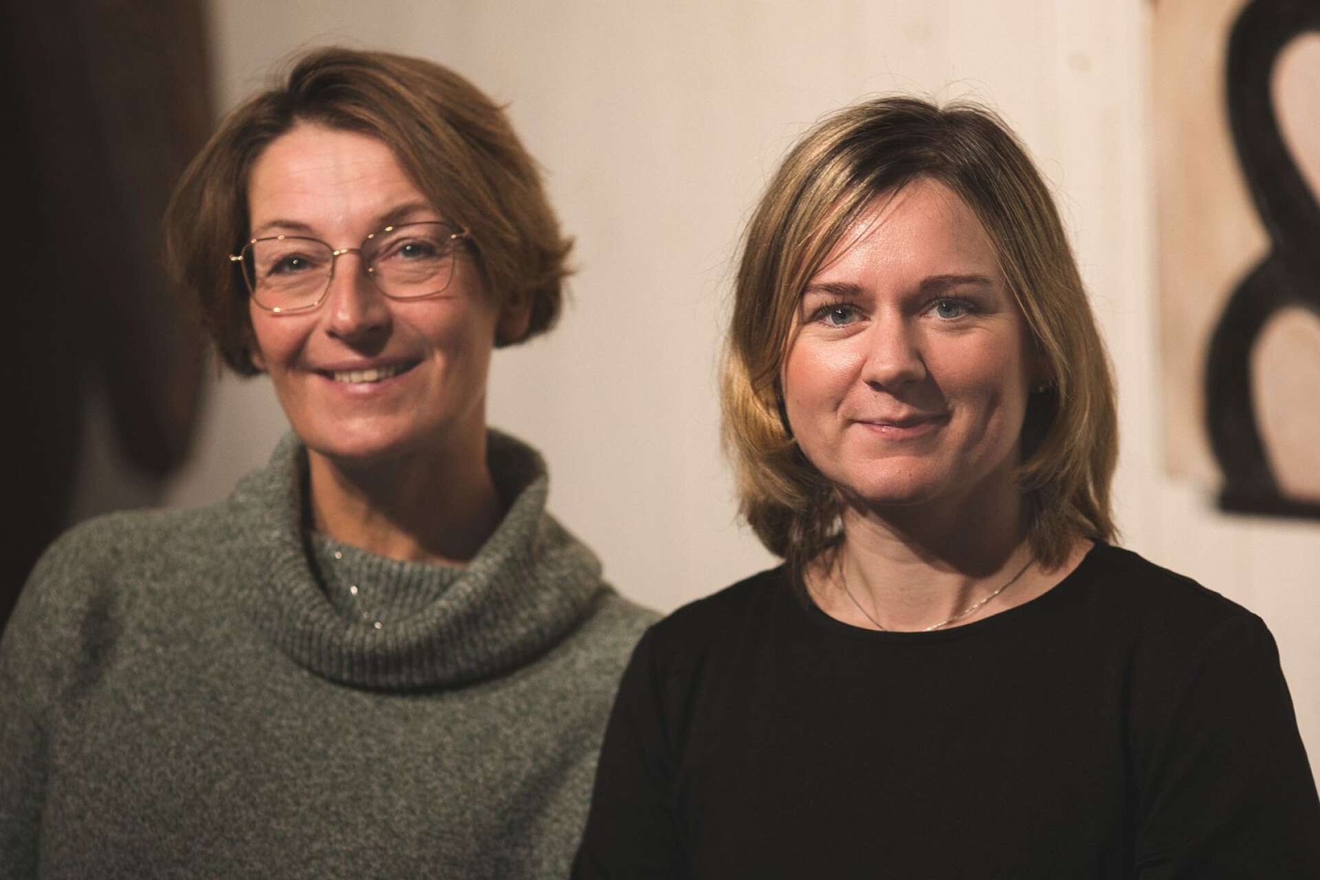 Susanne Nyman från Klarälvdalens folkhögskola och Linnea Benneberg från Västanå teater ser fram emot samarbetet.