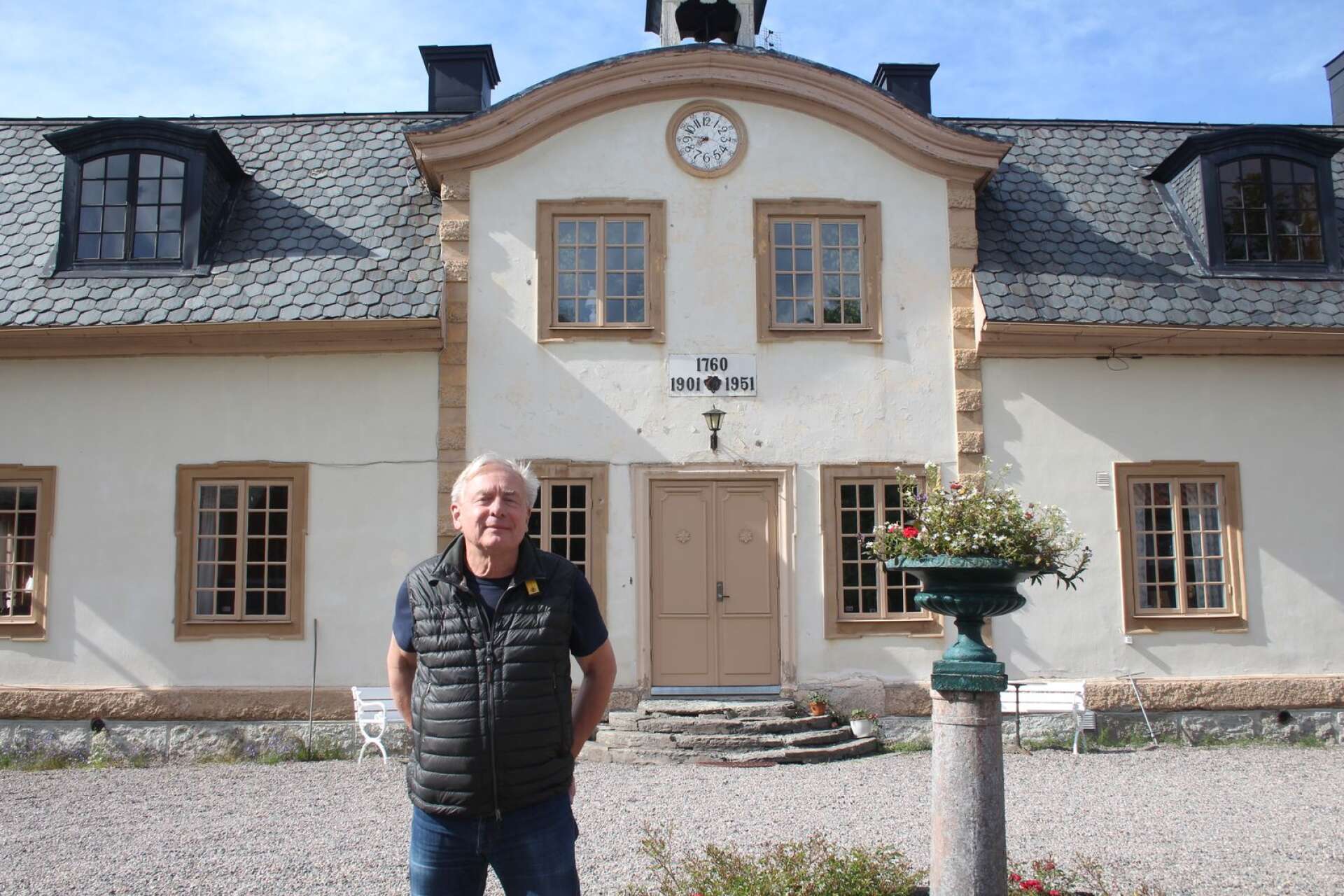 Stadra herrgård är Magnus Wetterholms fasta punkt i sommar. Skådespelaren och teaterchefen som hittade till teatern via gymnasiet i Karlstad, har skapat ett kulturcentrum kring en anrik gård söder om Grythyttan.