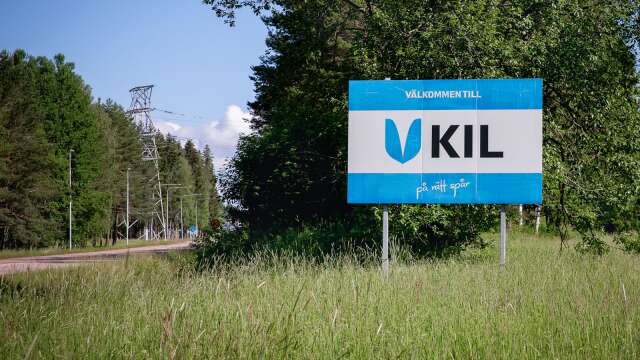 GENREBILD. Kils kommun. Skylt. ”På rätt spår”, lyder Kils slogan. Men kommunens vägar säger något helt annat – 60 procent av vägnätet är undermåligt.