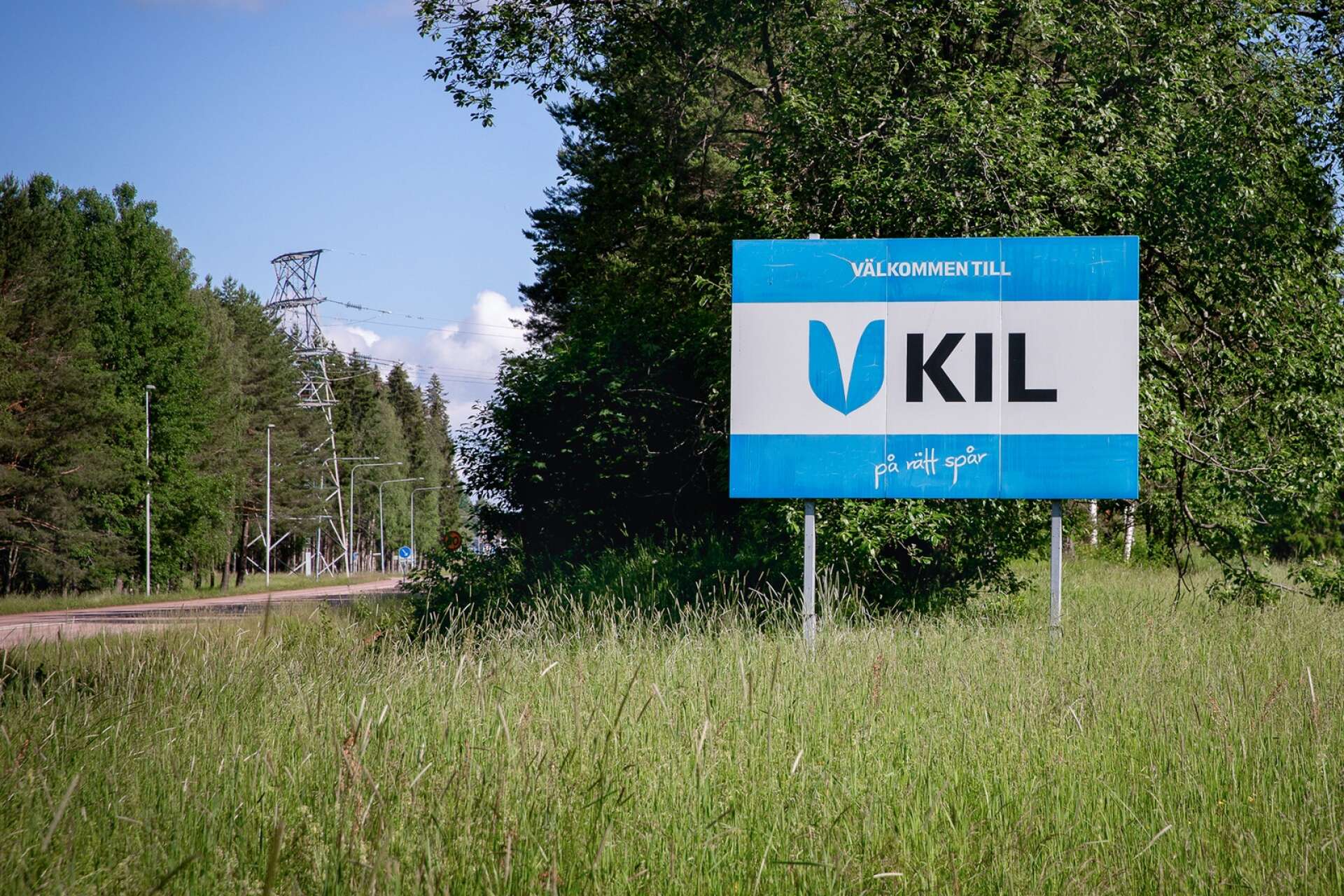GENREBILD. Kils kommun. Skylt. ”På rätt spår”, lyder Kils slogan. Men kommunens vägar säger något helt annat – 60 procent av vägnätet är undermåligt.