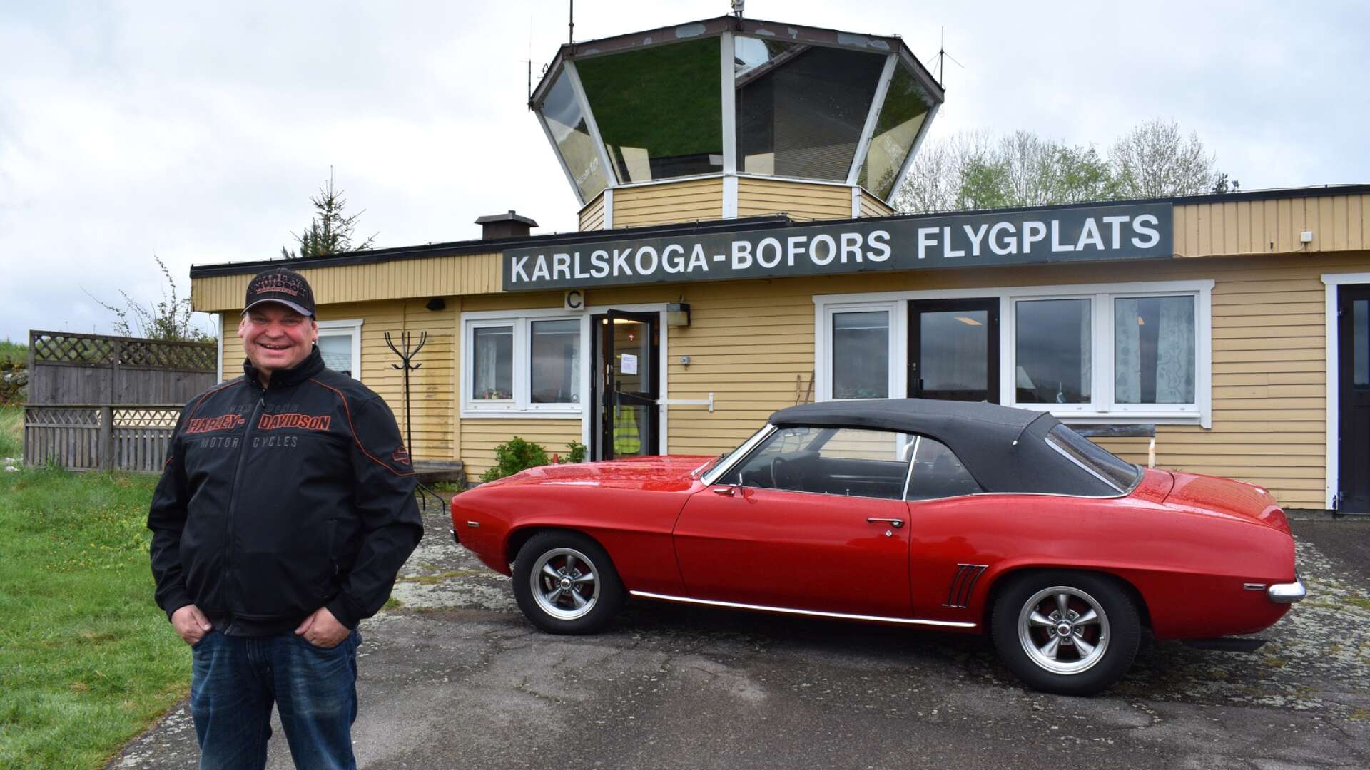 I samband med Karlskoga motorsportvecka arrangeras en muskelbilsträff på Karlskoga flygplats. Fredrik Bergström är en av arrangörerna. Det är bara &quot;riktiga&quot; muskelbilar som är välkomna. En Chevrolet Camaro från 1969 platsar.