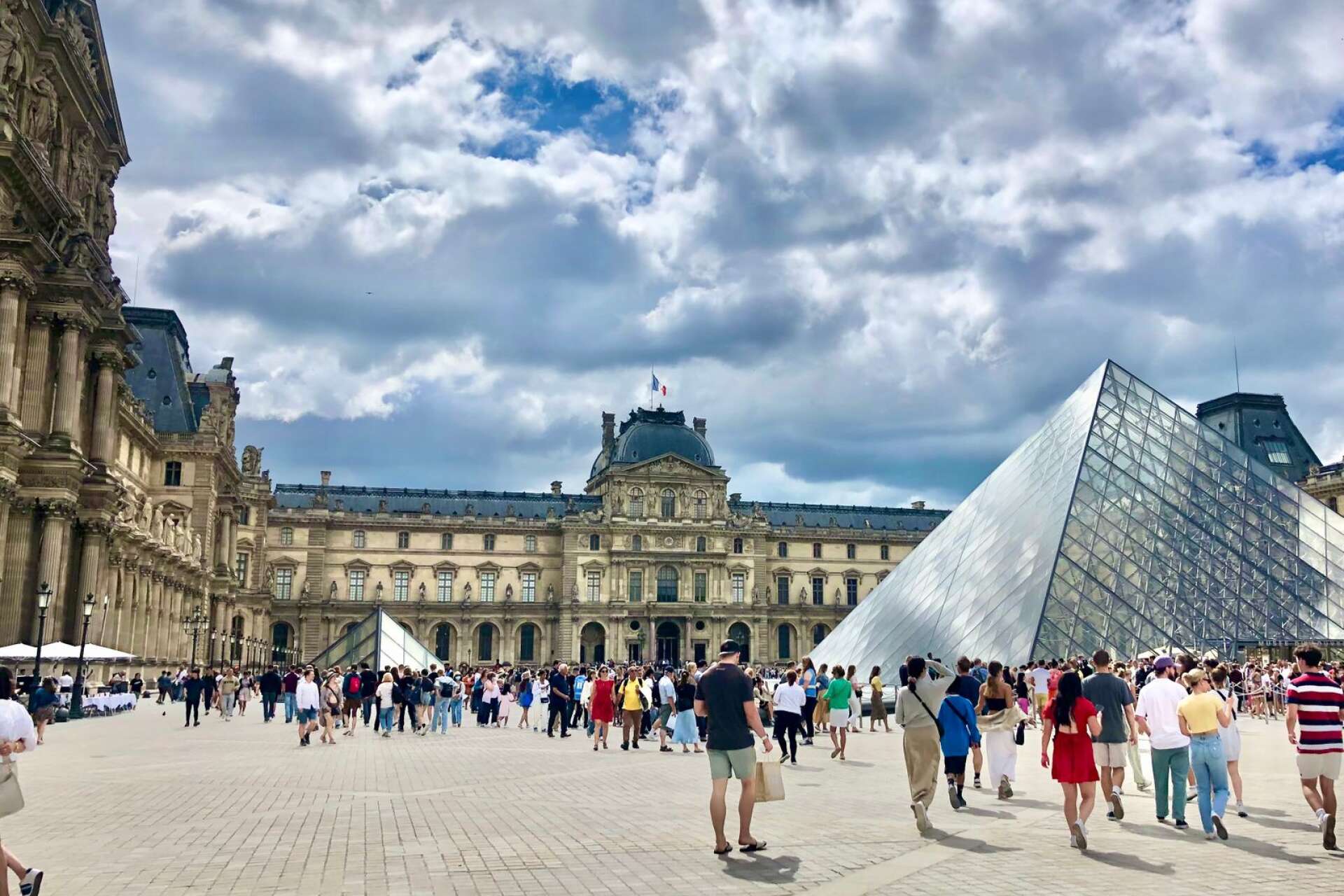 Louvrenmuseet i Paris, Frankrike. Boka biljetter i förväg så slipper du den långa kön. Betrakta annars museets praktfulla utsida, ta bilder vid Louvrepyramiden och njut av livemusik som ofta spelas. 