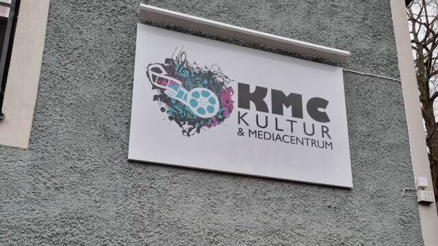 När KMC flyttade in i centrala lokaler söktes bygglov för nya skylten men inte för ändrad användning av lokalen. 