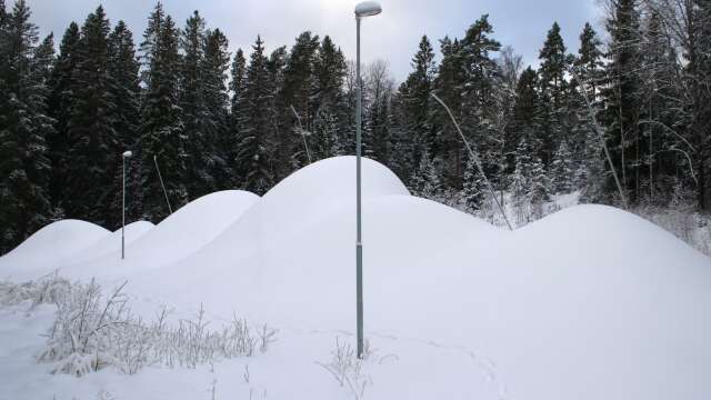 Stora kullar med konstsnö tornar upp sig vid Hanebol. I slutet av den här veckan eller i början av går snöläggningen in i nästa fas när snön ska köras ut och prepareras. 