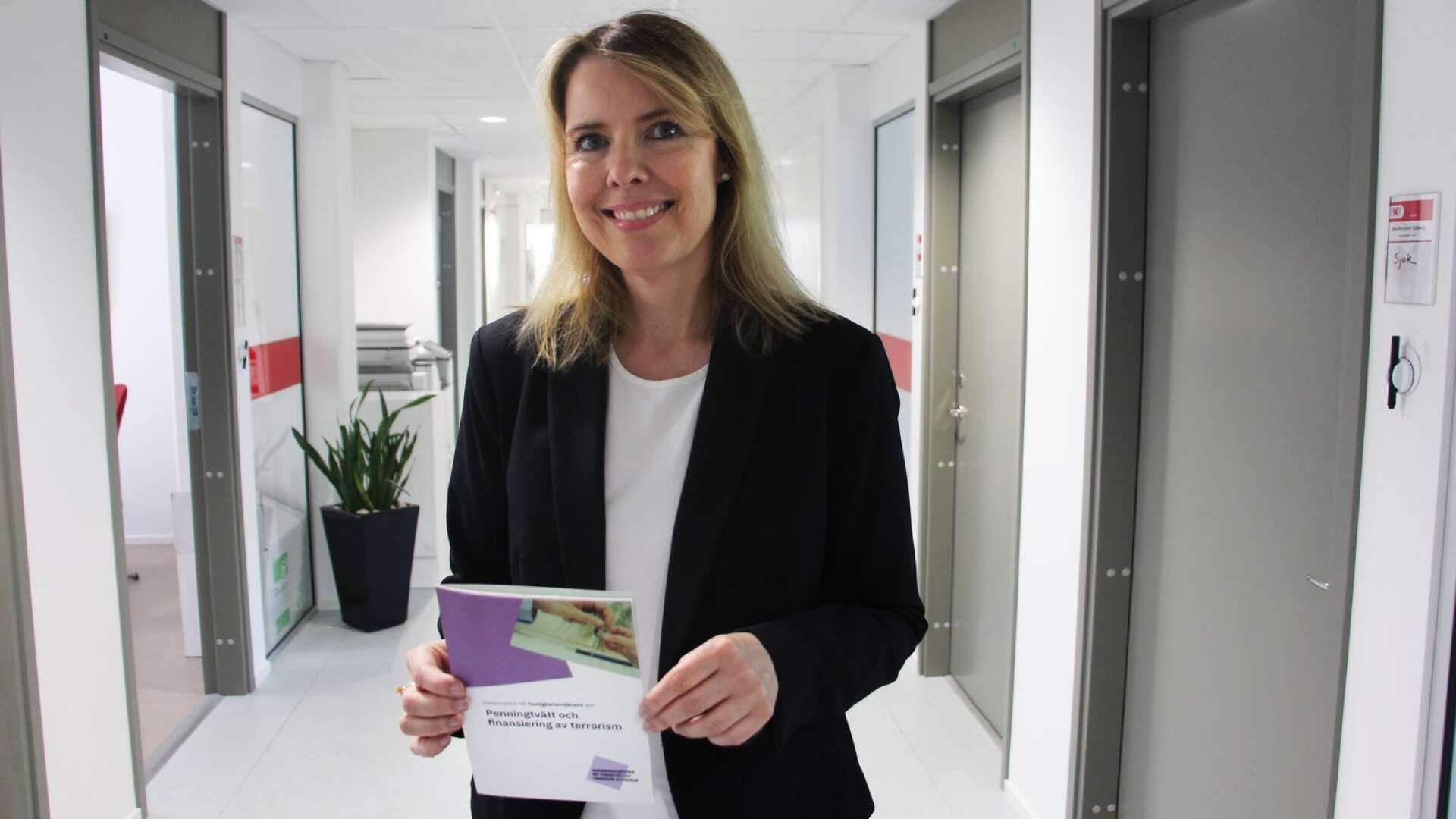 Sandra Blomgren är jurist på Fastighetsmäklarinspektionen, som nyligen tagit fram en broschyr med information om penningtvätt.