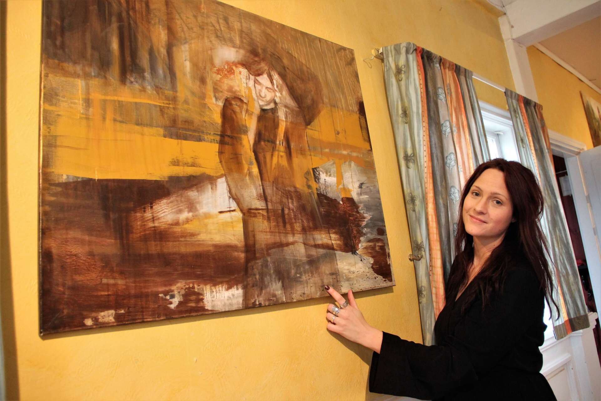 Jennifer Olsson, bildlärare och konstnär har utställning i Bruksgården. Här syns hon vid en av sina oljemålningar, ”Landscape”, där hon gestaltat sig själv - som hon ofta gör.