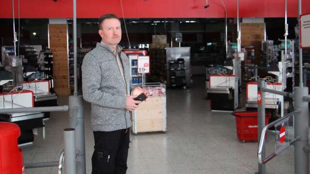  Henrik Hermansson, butikschef på Hemköp, fick stoppa kunder från butiken under strömavbrottet.