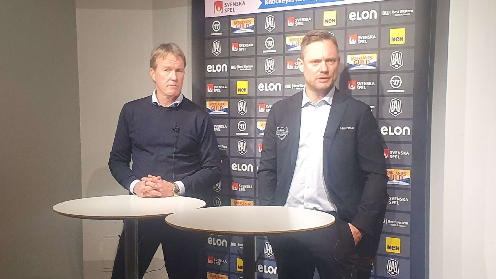 Johan Garpenlöv, till vänster, och Karl Helmersson på presskonferensen efter lördagskvällens match på Hovet.