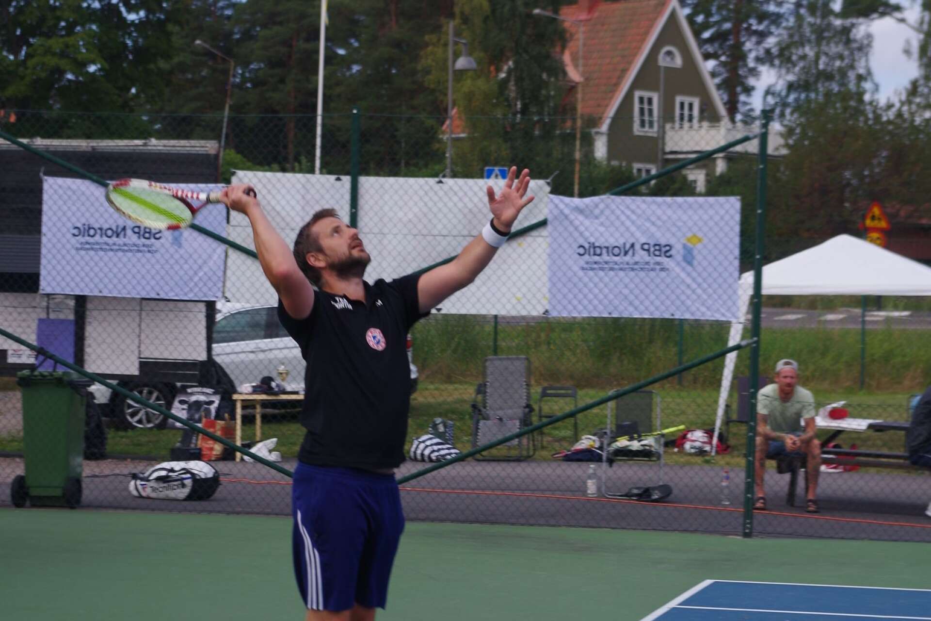 Fotbollsspelaren Mattias Svärd blir allt bättre i tennis