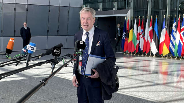 Finlands utrikesminister Pekka Haavisto på väg in till tisdagens Nato-möte i Bryssel, där Finland träder in som militäralliansens 31:a medlem.